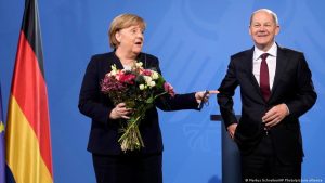 Almanya’da Merkel ve Scholz’a suikast çağrısı yapan yazılımcı yargılanıyor
