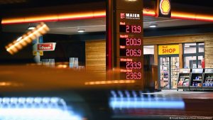 Almanya’da tüketici örgütleri akaryakıt indirimini şirketlerin kârı için yetersiz buluyor