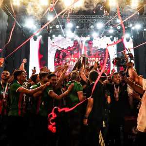 Amedspor Süper Lig’e Yükseldiği Sezonun Kupasını Diyarbakır’da Büyük Coşkuyla Aldı