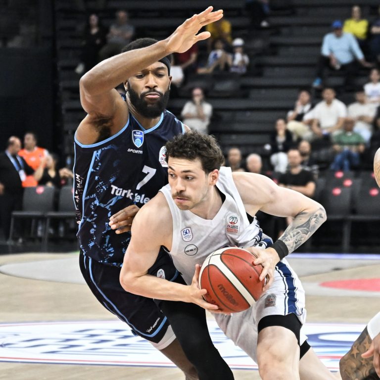 Anadolu Efes, Türk Telekom’u mağlup ederek çeyrek final serisinde avantaj yakaladı