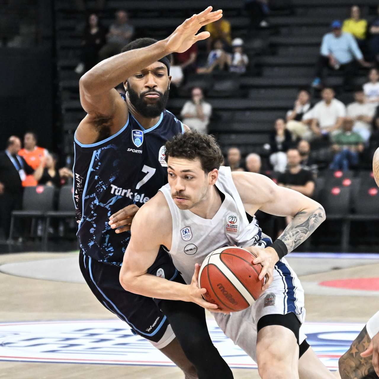 Anadolu Efes, Türk Telekom’u mağlup ederek çeyrek final serisinde avantaj yakaladı