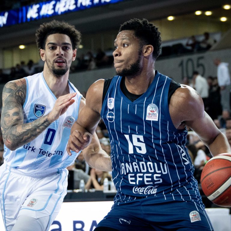 Anadolu Efes, Türk Telekom’u mağlup edip Basketbol Süper Ligi’nde yarı finale adını yazdırdı