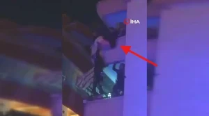 Balkon kenarında asılı kaldı, polisler kurtardı
