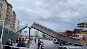 Ankara’da damperi açık kamyon Turgut Özal Bulvarı’ndaki üst geçidi yıktı