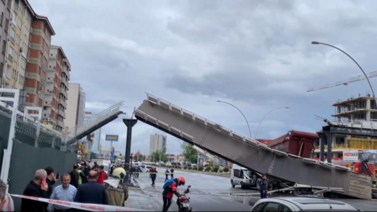 Ankara’da damperi açık kamyon Turgut Özal Bulvarı’ndaki üst geçidi yıktı