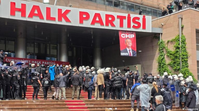 Ankara’daki CHP genel merkezine polis müdahalesi biber gazı eşliğinde gerçekleşti