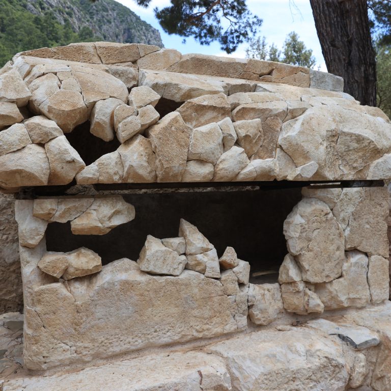 Antalya Olympos’ta 10 metrelik anıtsal mezar gün yüzüne çıkarıldı