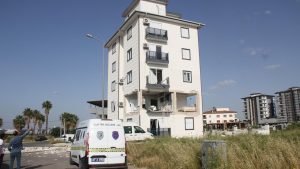 Antalya Serik’te apartman dairesinde gaz sıkışması patlamaya neden oldu