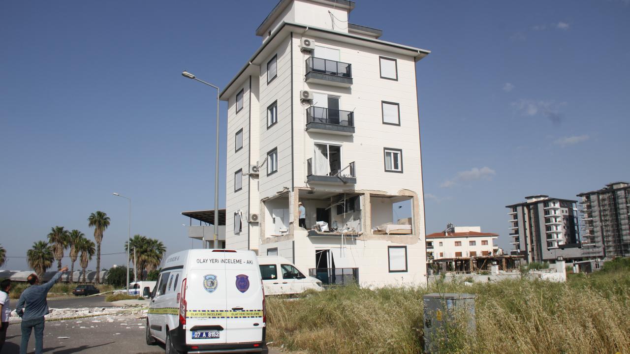 Antalya Serik’te apartman dairesinde gaz sıkışması patlamaya neden oldu