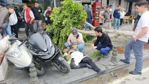 Antalya’da kırmızı ışık ihlali büyük kazaya neden oldu, belediye işçisi ağır yaralı