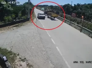 Antalya’da yaşanan kazada motosikletliler traktör faciasının eşiğinden döndü