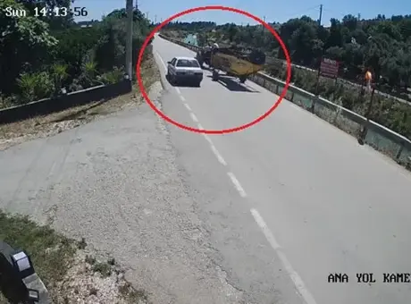 Antalya’da yaşanan kazada motosikletliler traktör faciasının eşiğinden döndü