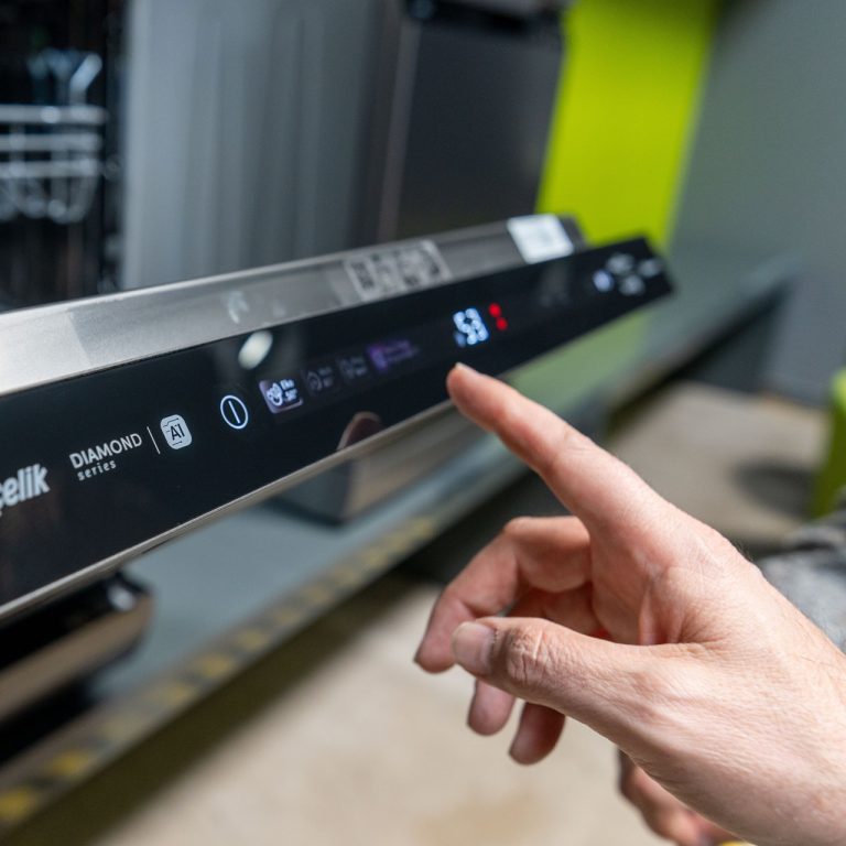Yapay Zeka Destekli Bulaşık Makinesi Enerji Tasarrufunda Devrim Yapıyor
