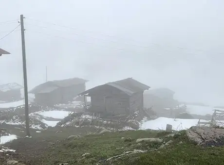 Ardahan’ın yüksek bölgelerinde kar yağışı ve sis ulaşımı olumsuz etkiledi