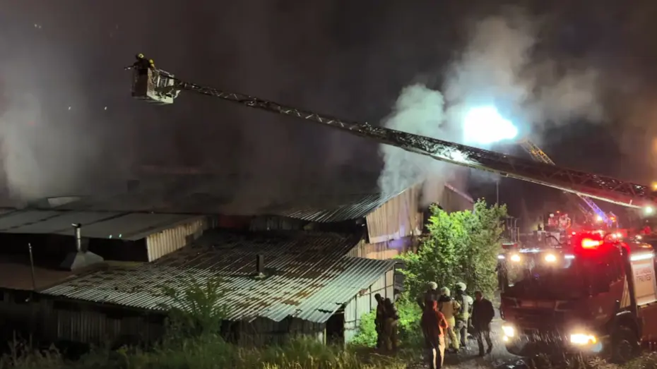 Arnavutköy’de gece yarısı çıkan fabrika yangını çevreyi alarma geçirdi