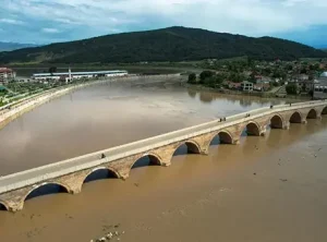 Aşırı yağışların etkisiyle Kızılırmak Nehri’nin rengi kahverengiye döndü