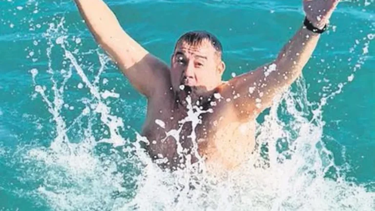 Ata Demirer sıcak havayı fırsat bilip denize girerek yaz sezonunu erkenden başlattı