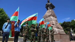 Azerbaycan’ın Bağımsızlık Günü Coşkuyla Kutlanıyor 108. Yıl Dönümü Etkinlikleri Düzenleniyor