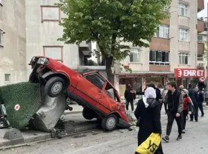 Bağcılar’da freni boşalan kamyon yokuş aşağı hızla araçlara çarptı