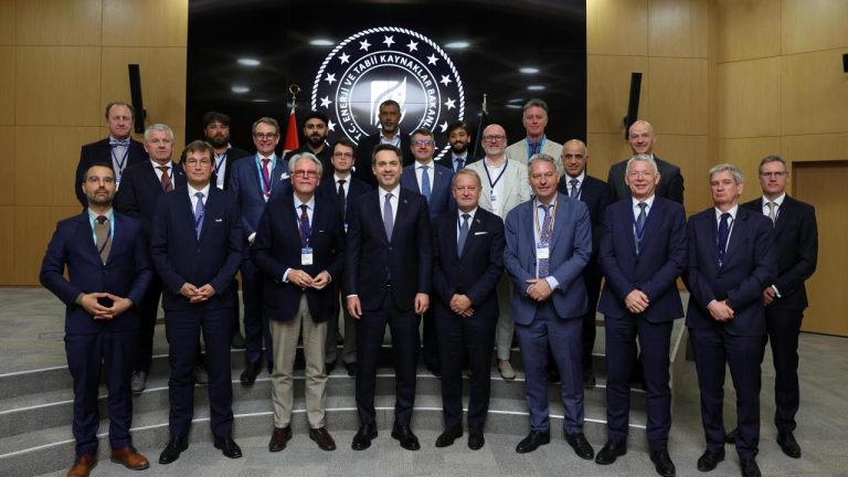 Bakan Bayraktar, Belçikalı yatırımcılara Türkiye’nin enerji projeksiyonunu sundu