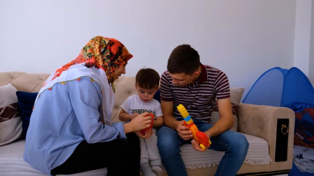 Bakan Kurum, depremzede çiftin yeni evinde bayram mutluluğuna ortak oldu