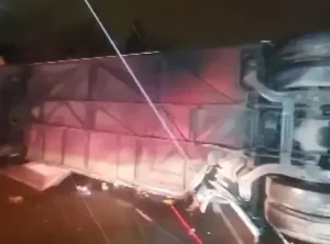 Balıkesir’de gece yarısı devrilen yolcu otobüsü birçok kişiyi yaraladı