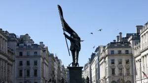 Banksy’nin Londra’nın Kalbinde Sergilediği Gizemli Heykel Sanatseverleri Büyüledi
