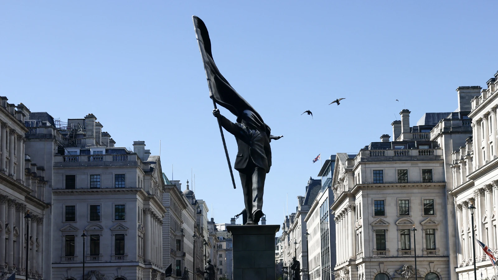 Banksy’nin Londra’nın Kalbinde Sergilediği Gizemli Heykel Sanatseverleri Büyüledi