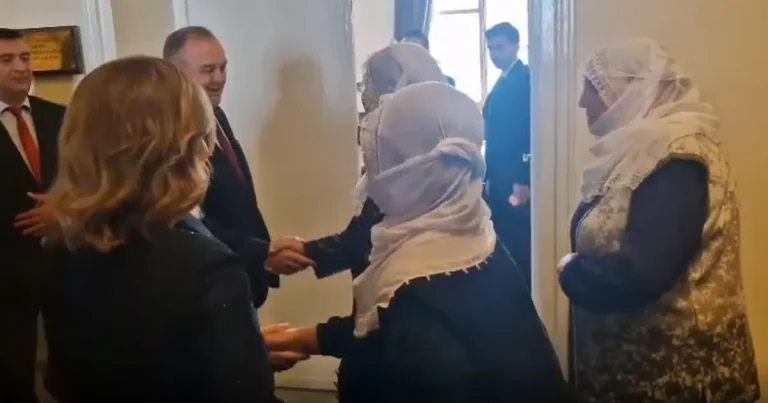 Barış Anneleri’nin MHP’ye gerçekleştirdiği Anneler Günü ziyareti dikkat çekti