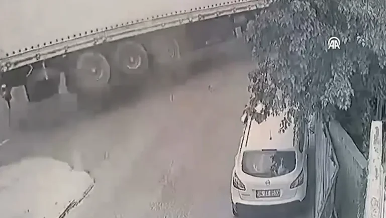 Başakşehir’de devrilen tırın yol açtığı kaza trafiği felç etti