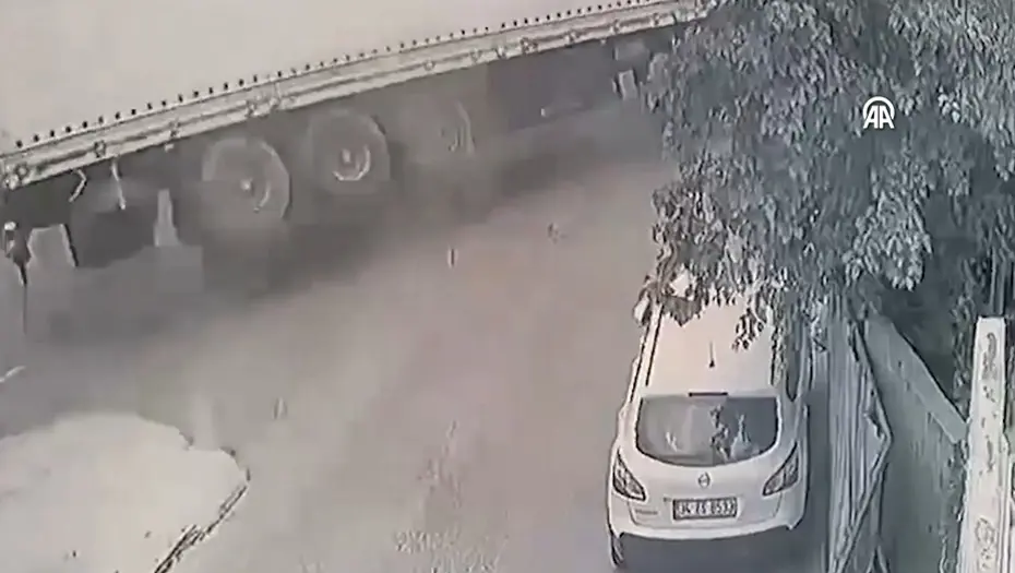 Başakşehir’de devrilen tırın yol açtığı kaza trafiği felç etti