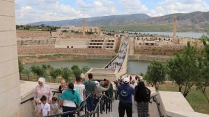 Bayram tatilinde Hasankeyf turist akınıyla canlanıyor