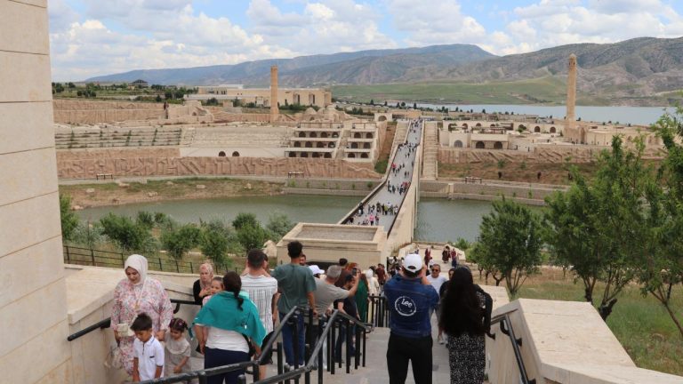 Bayram tatilinde Hasankeyf turist akınıyla canlanıyor