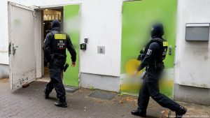 Berlin’de polis kaçak silah ticareti operasyonunda şüpheli Türkleri gözaltına aldı