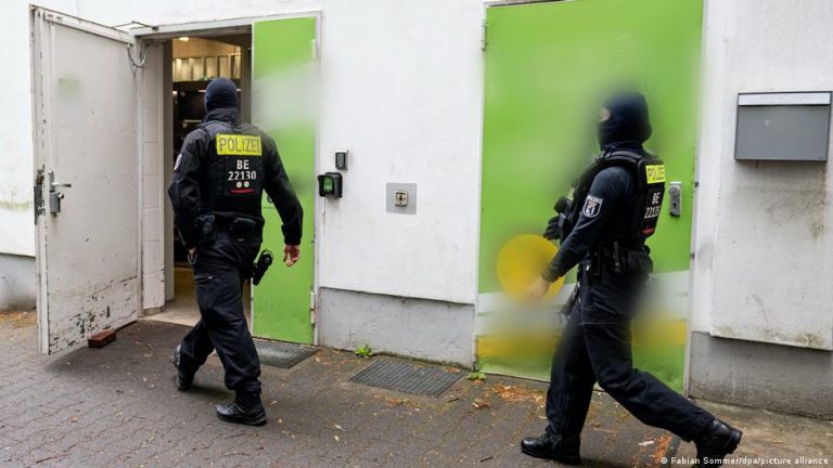 Berlin’de polis kaçak silah ticareti operasyonunda şüpheli Türkleri gözaltına aldı