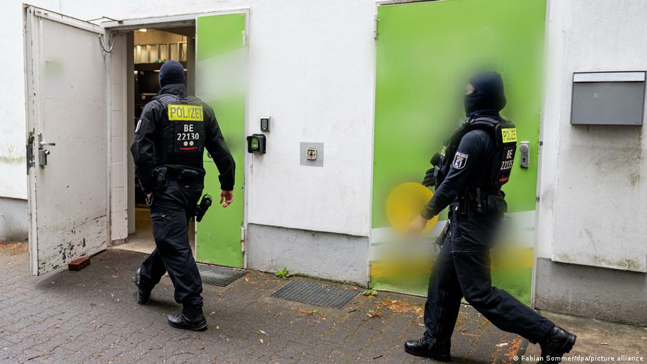 Berlin’de polis kaçak silah ticareti operasyonunda şüpheli Türkleri gözaltına aldı