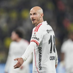 Beşiktaşlı futbolcu Vaclav Cerny ayrılık iddialarını sosyal medya üzerinden yalanladı