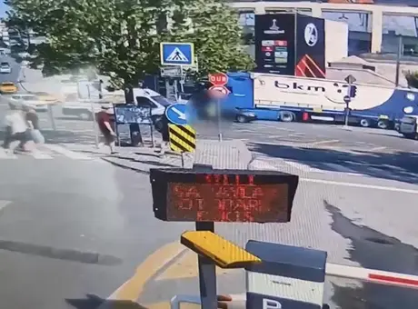 Beşiktaş’ta Kadın Polis Memuruna Çarpan Minibüs Kazası Kameralar Tarafından Kaydedildi