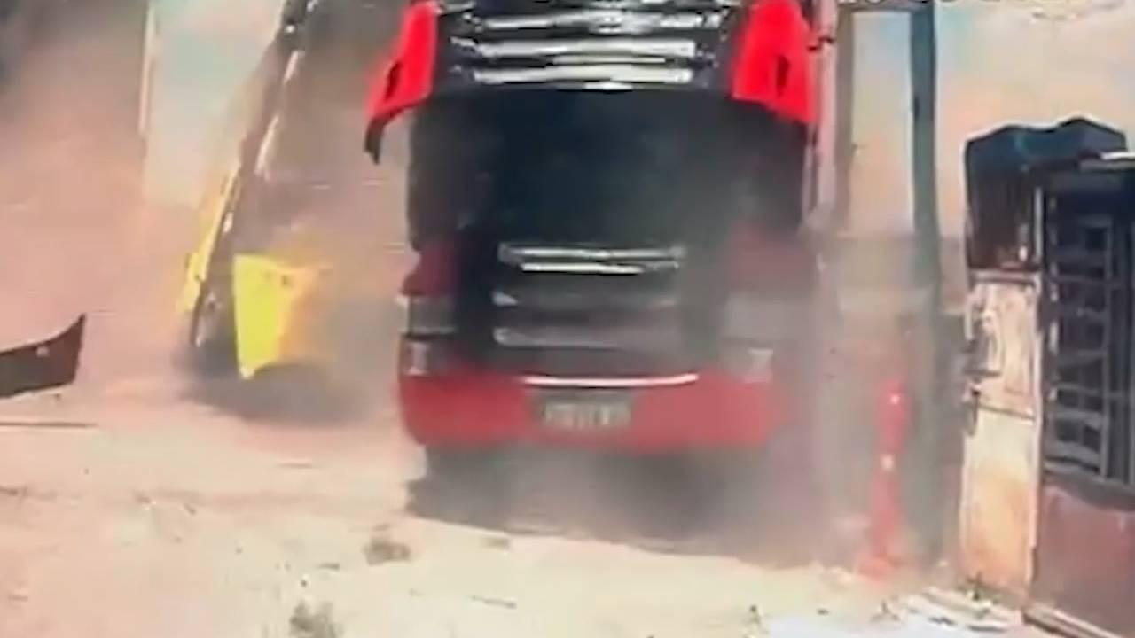 Beylikdüzü’nde fren arızası yaşayan İETT otobüsü park halindeki tıra çarptı