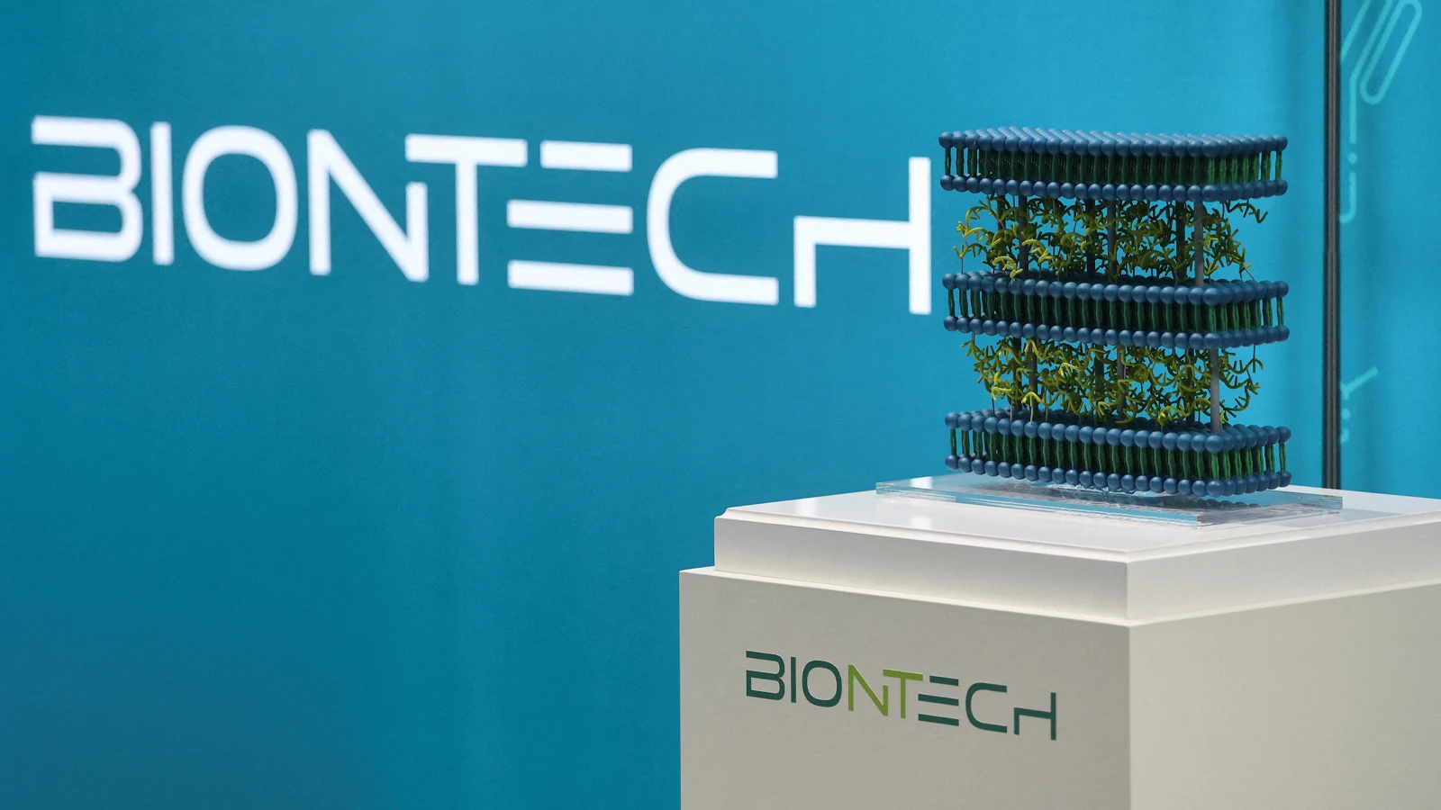 BioNTech azalan talep nedeniyle koronavirüs aşısı üretimini durdurma kararı aldı