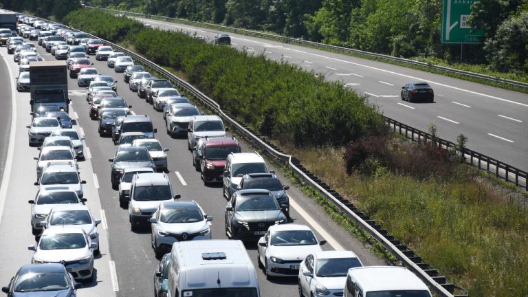 Bolu ve Düzce’de bayram dönüşü trafik yoğunluğu sürücüleri zorluyor