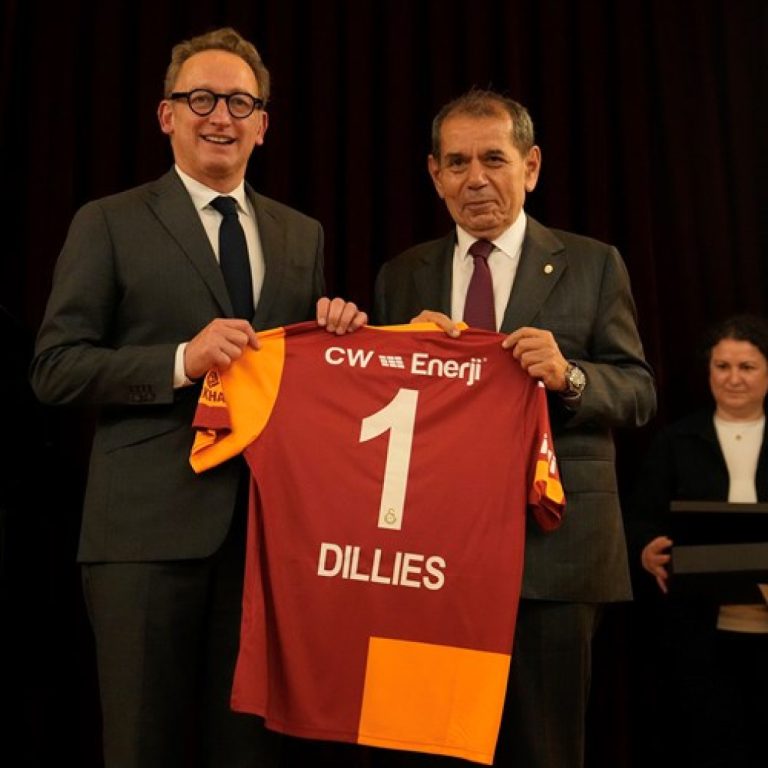 Brüksel Başbakanı Boris Dillies, Galatasaray Lisesi’nde taraftarlarla buluştu