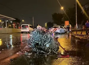 Bursa’da kontrolden çıkan otomobilin motoru kazada metrelerce uzağa savruldu