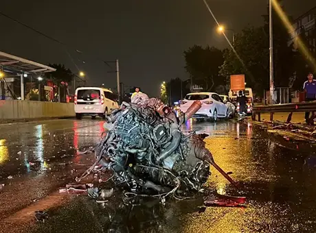 Bursa’da kontrolden çıkan otomobilin motoru kazada metrelerce uzağa savruldu