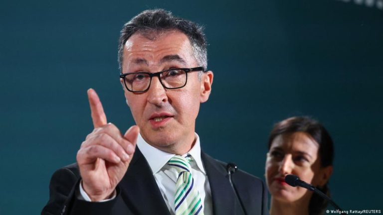 Cem Özdemir Almanya’da ilk Türkiye kökenli eyalet başbakanı olarak tarihe geçti