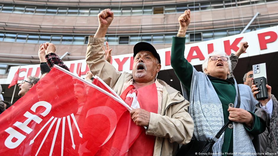 CHP’de bölünme sinyalleri artırıyor, Kılıçdaroğlu ve Özel iki farklı programla sahnede