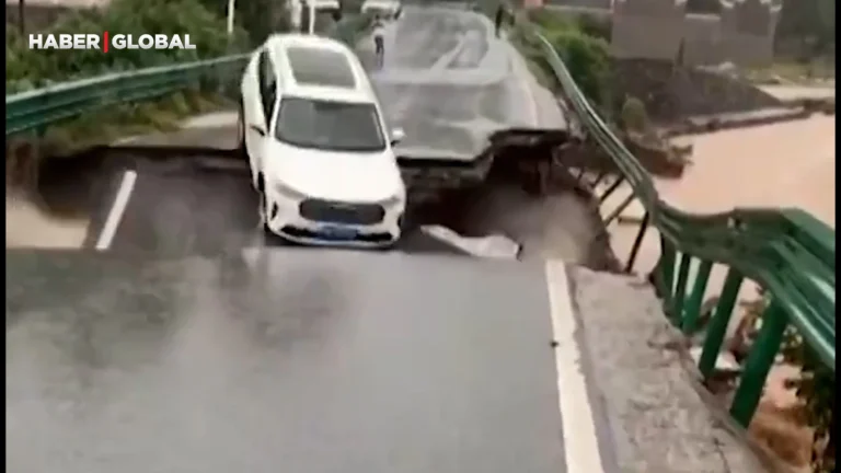Çin’de aşırı yağışlar Xiaogan’da köprüyü çökertti, araçlar nehre kapıldı