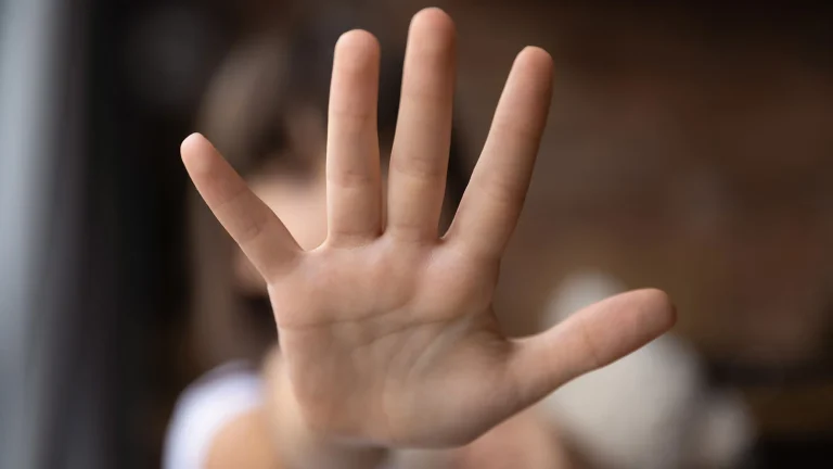 Çocuk istismarında psikiyatrik tanılar alarm veriyor, aile içi failler öne çıkıyor