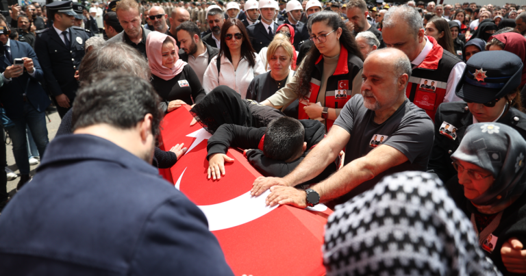 Çorlu’da duygusal törenle şehit polisler son yolculuğuna uğurlandı
