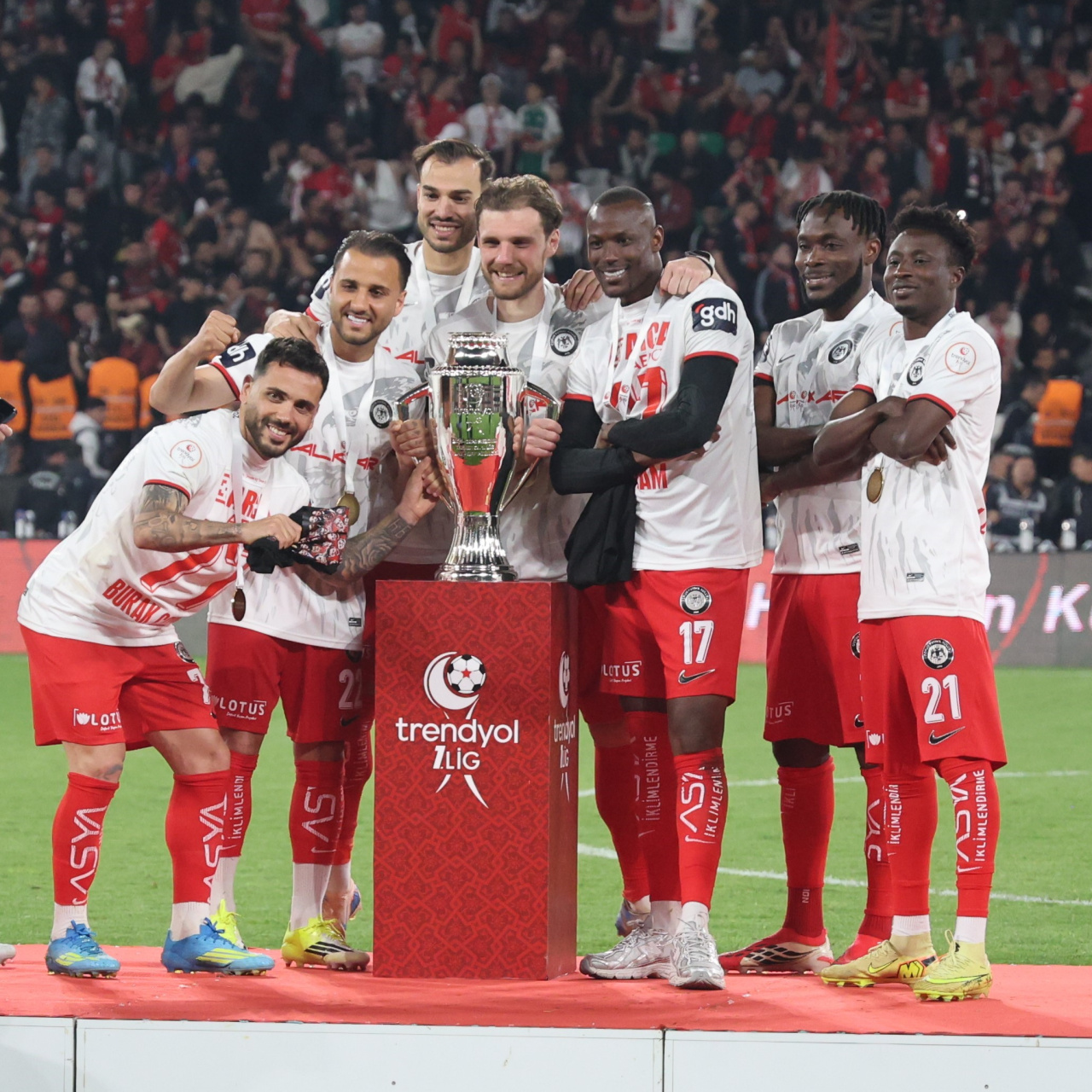 Çorum FK tarih yazdı, Süper Lig’e yükselişini kutladı
